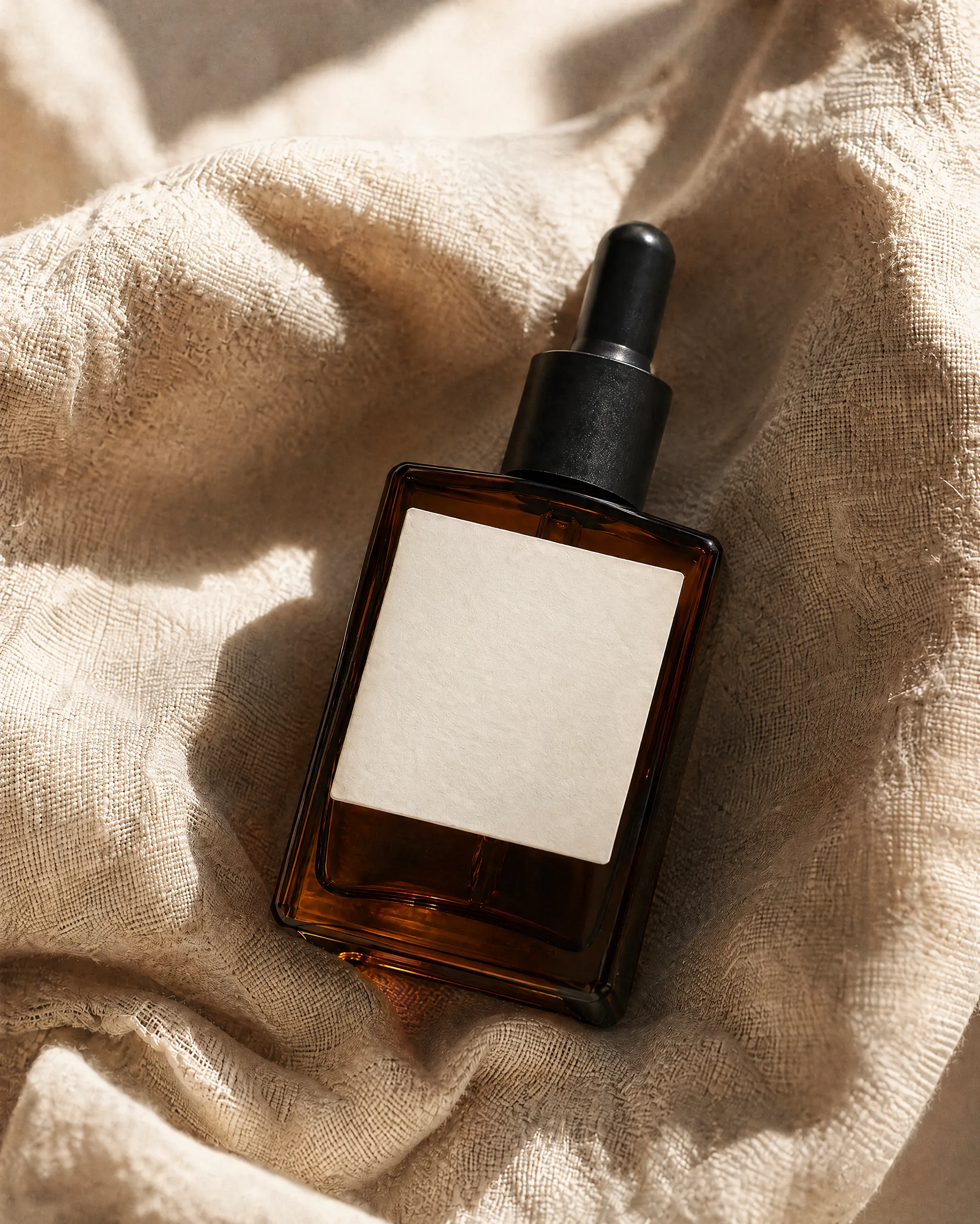 Sérum sur tissu de lin naturel, lumière de fenêtre