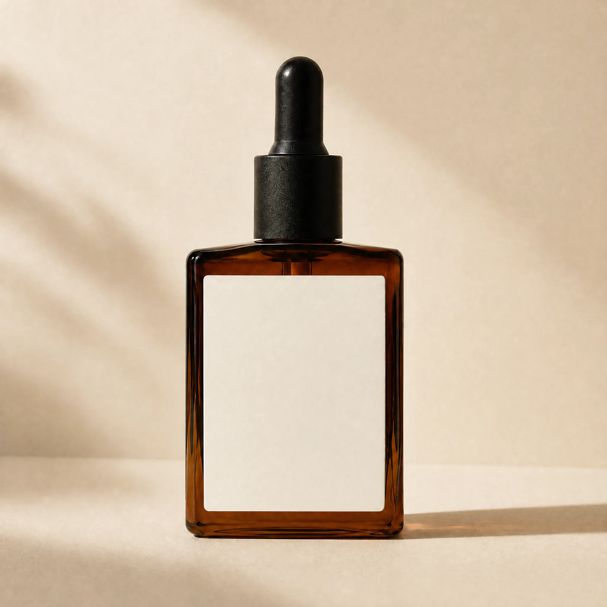Sérum sur fond seamless beige chaud, palette crème et ambre